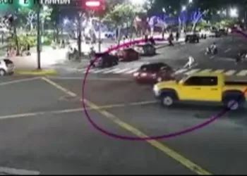 ¡Imprude al volante: joven se pasa  semáforo y arrolla a dos personas en Altamira (+Vídeo)