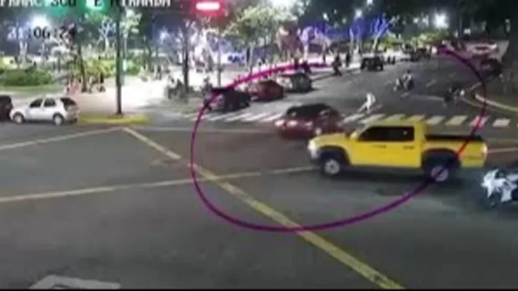 ¡Imprude al volante: joven se pasa  semáforo y arrolla a dos personas en Altamira (+Vídeo)