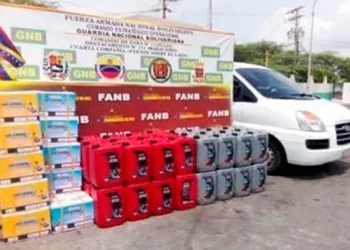 Militares detienen a un hombre por contrabando de aceite de motor