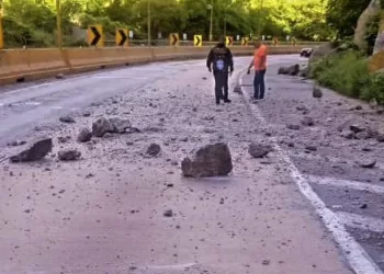 Abuela falleció luego de caerle una piedra por derrumbe en autopista Valencia-Puerto Cabello
