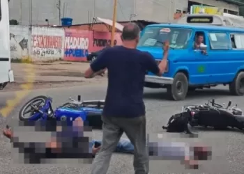 Durante colisión entre vehículos dos motorizados resultaron gravemente heridos