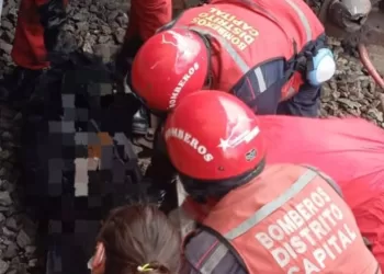 Murió al caer en los rieles del metro de Caracas