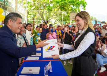 Alcaldesa electa Elizabeth Niño recibe Credencial del CNE Junto a nuevos Concejales de Naguanagua