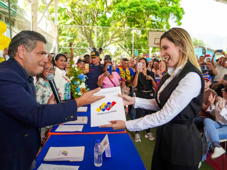 Alcaldesa electa Elizabeth Niño recibe Credencial del CNE Junto a nuevos Concejales de Naguanagua