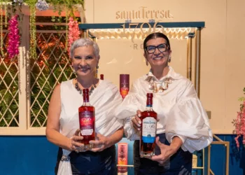 Santa Teresa 1796 presenta su tercera innovación finalizada en barricas de  Cacao de Chuao junto al estreno del musical Mamma Mia