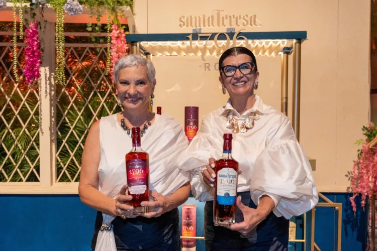 Santa Teresa 1796 presenta su tercera innovación finalizada en barricas de Cacao de Chuao junto al estreno del musical Mamma Mia