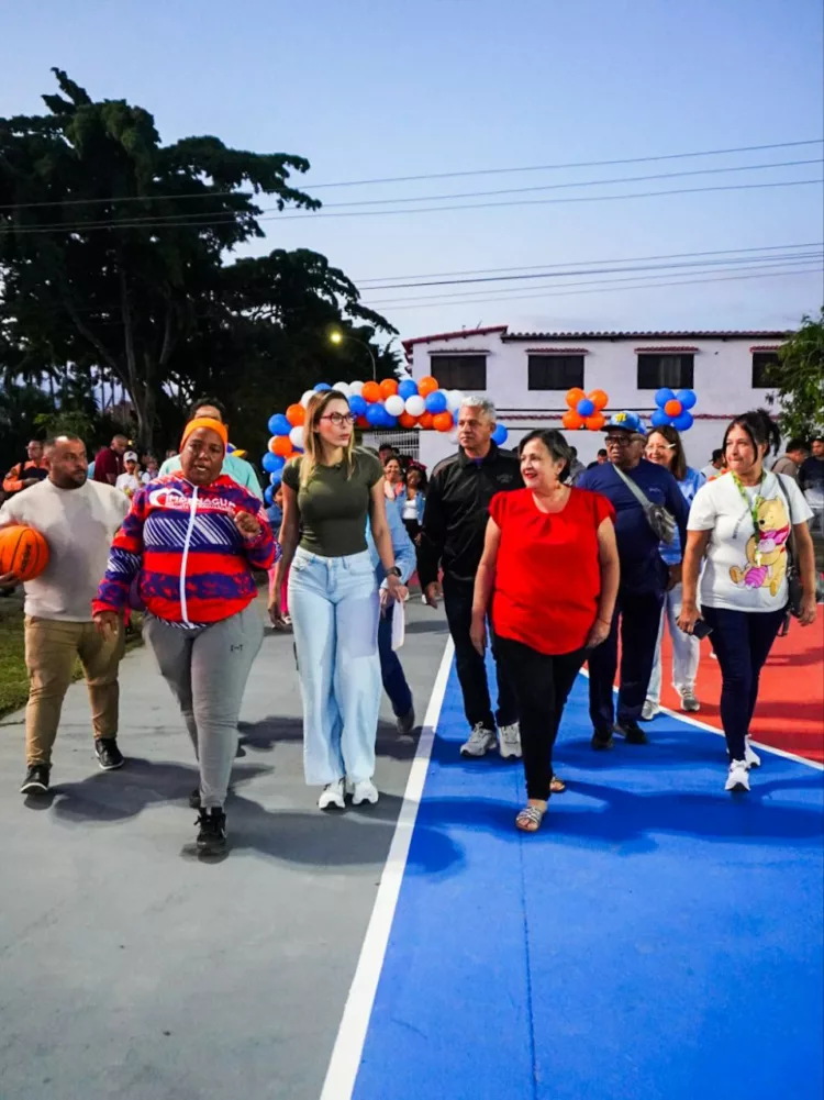 Alcaldesa Elizabeth Niño entregó rehabilitada la cancha deportiva de Las Quintas II