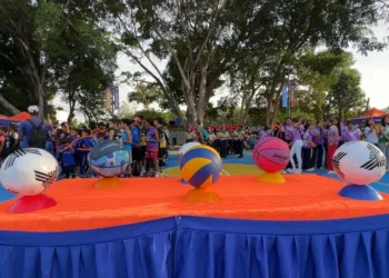 Alcaldesa Elizabeth Niño y diputada Génesis Garvett entregan rehabilitada la cancha deportiva de Capremco