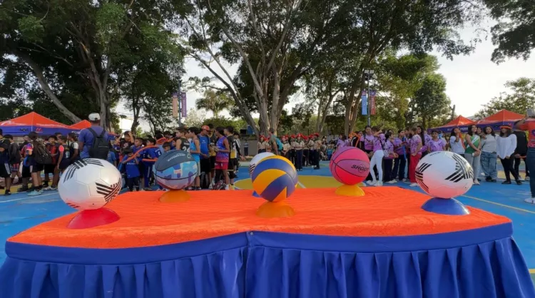 Alcaldesa Elizabeth Niño y diputada Génesis Garvett entregan rehabilitada la cancha deportiva de Capremco